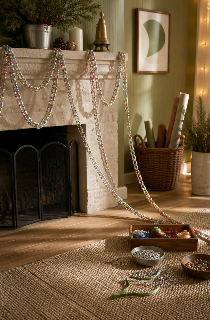 20 Crafts to Do With Soda Tabs: Easy Pop Tab Ideas 9 A garland made from linked aluminum soda tabs.
