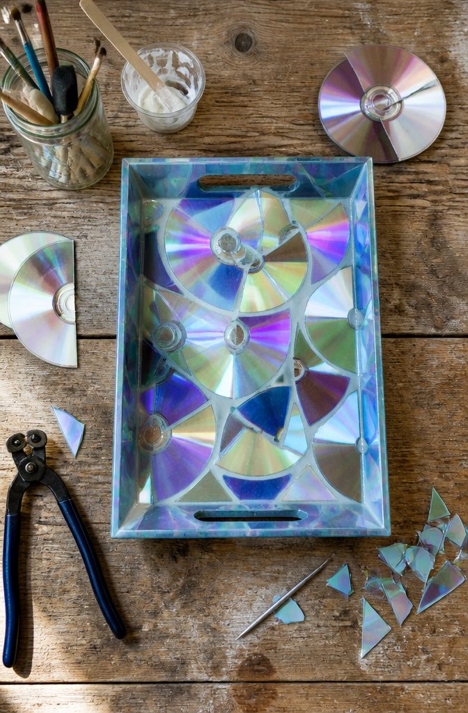 25 DIY CD Decor Ideas for Walls, Desks and Home Corners 23 Tray decorated with mosaic pieces from halved CDs.