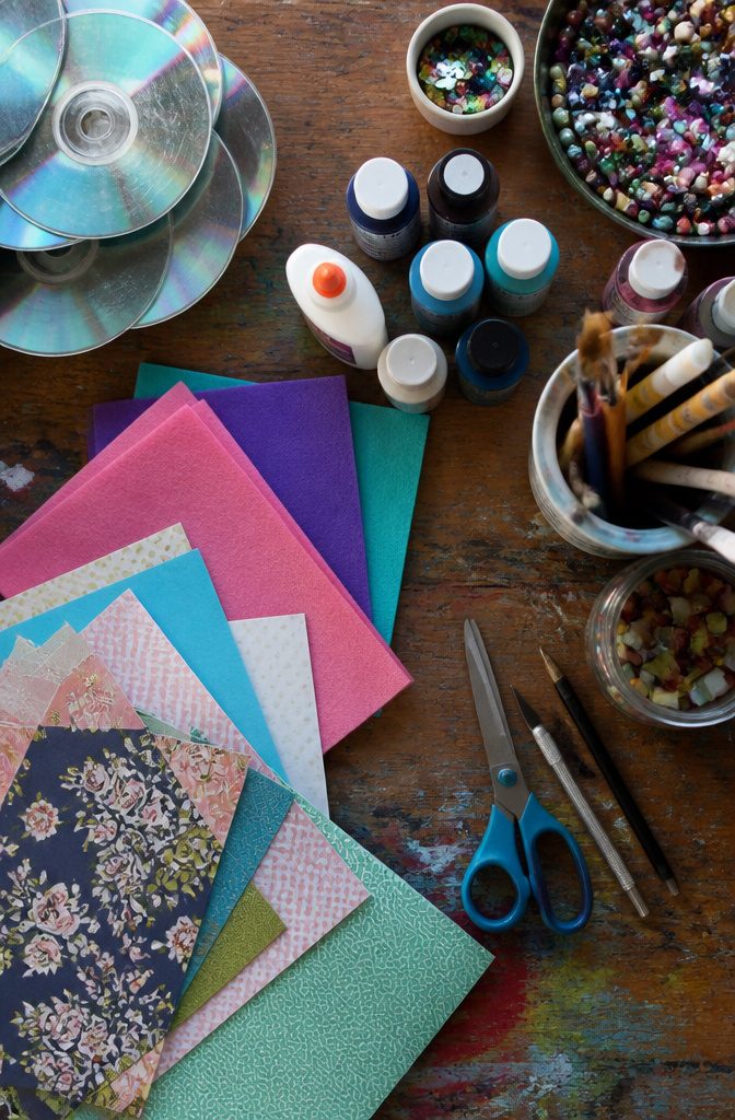 16 DIY with CD Ideas: Easy Upcycled Crafts for Old Discs 19 Craft materials including old CDs, paint, glue, and decorative items.