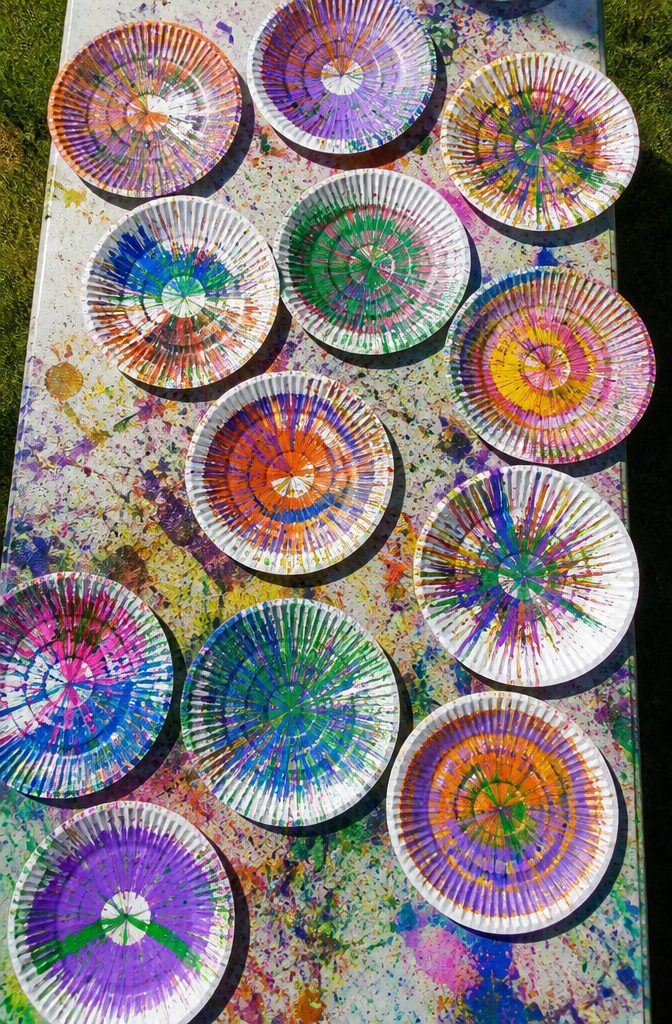 25 Unique Craft Ideas: Robots, Puppets, Paints & More 14 A paper plate displaying colorful spin art.